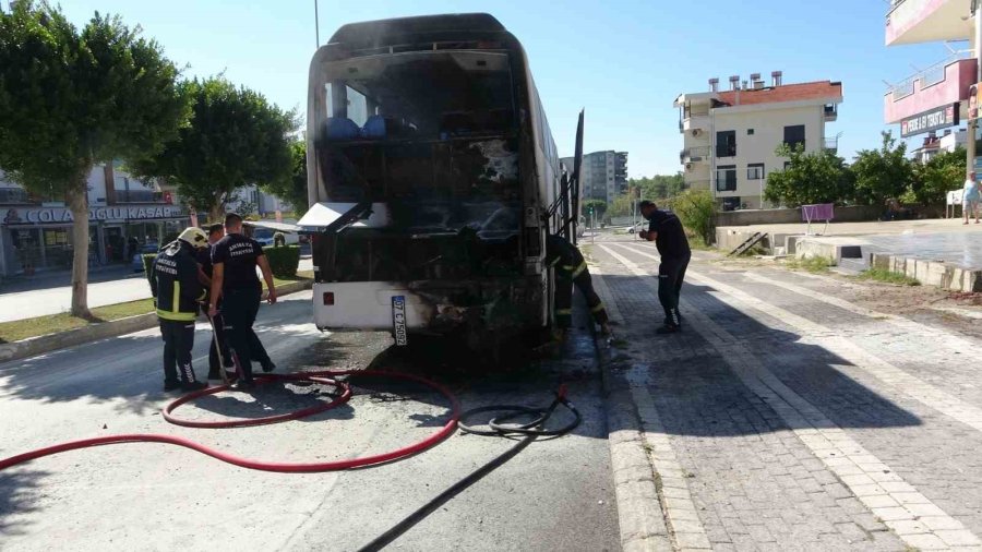 Antalya’da Hareket Halindeki Otobüs Yandı, Yangın Tüpünü Ve Çeşme Hortumunu Alan Otobüse Koştu