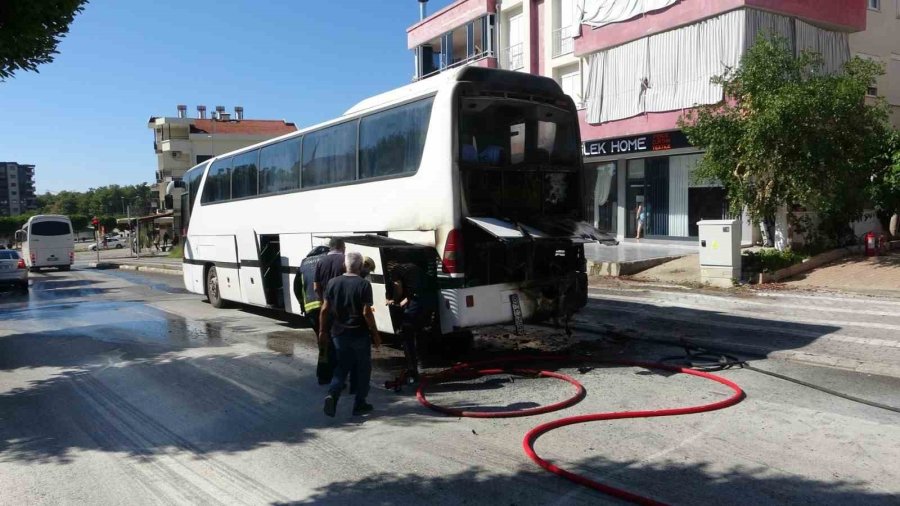 Antalya’da Hareket Halindeki Otobüs Yandı, Yangın Tüpünü Ve Çeşme Hortumunu Alan Otobüse Koştu