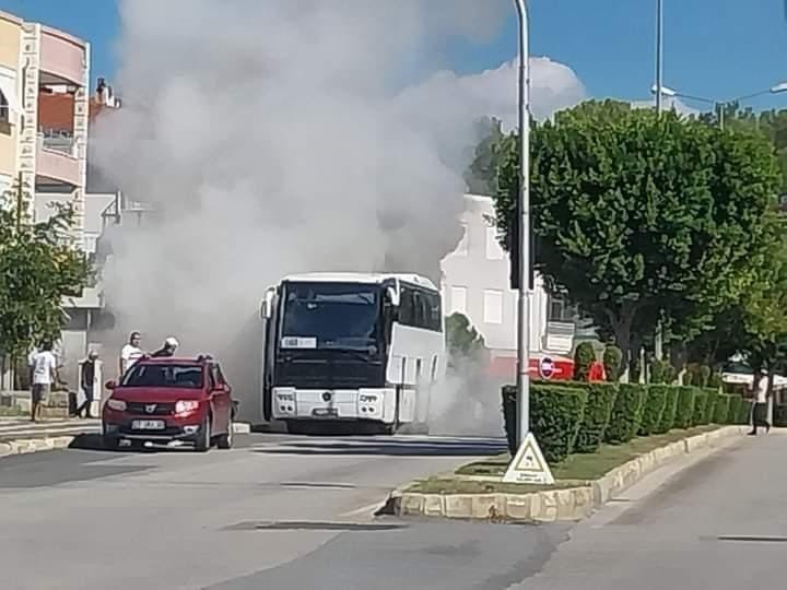 Antalya’da Hareket Halindeki Otobüs Yandı, Yangın Tüpünü Ve Çeşme Hortumunu Alan Otobüse Koştu