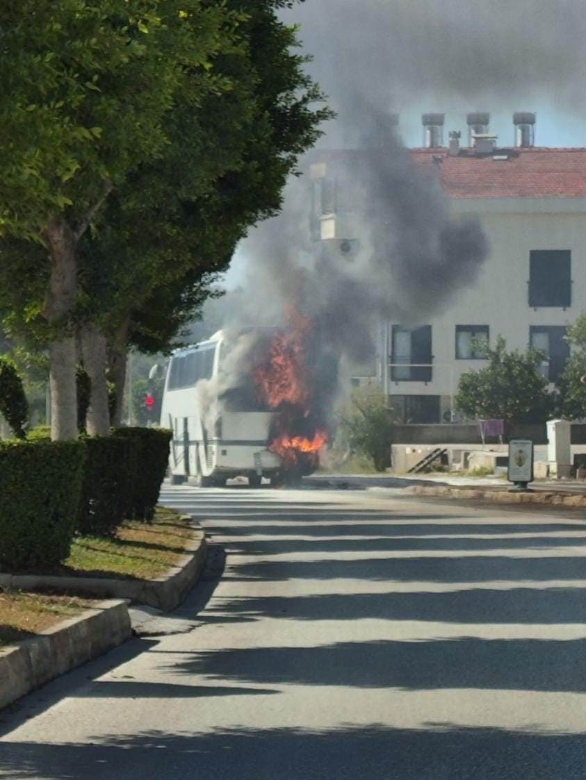 Antalya’da Hareket Halindeki Otobüs Yandı, Yangın Tüpünü Ve Çeşme Hortumunu Alan Otobüse Koştu