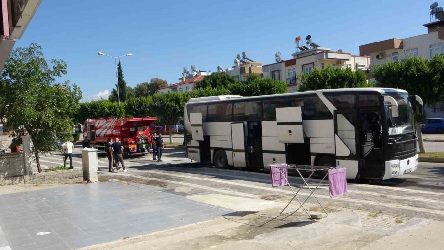 Antalya’da Hareket Halindeki Otobüs Yandı, Yangın Tüpünü Ve Çeşme Hortumunu Alan Otobüse Koştu