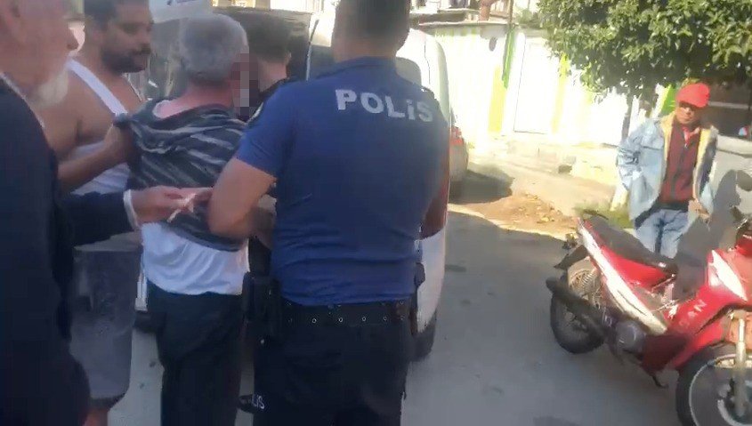 Taciz Şüphelisi Adam Vatandaşlar Tarafından Yakalanıp Polise Teslim Edildi