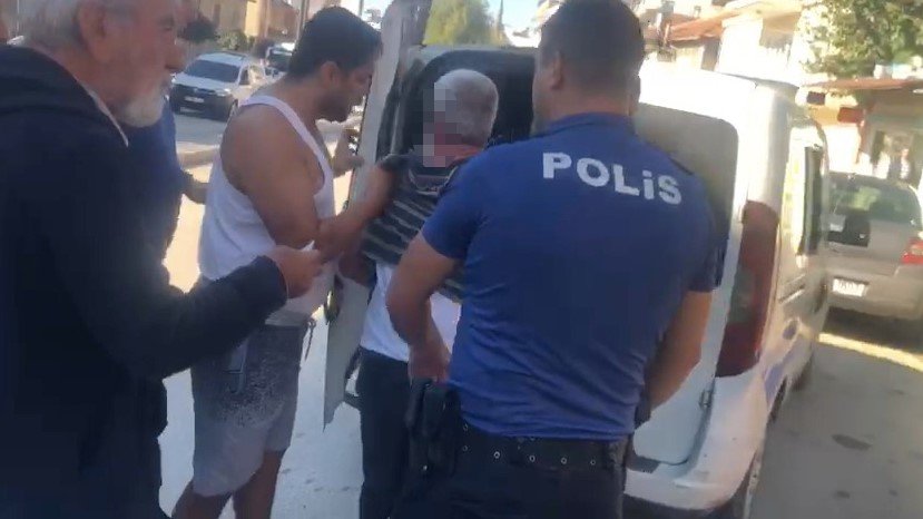 Taciz Şüphelisi Adam Vatandaşlar Tarafından Yakalanıp Polise Teslim Edildi