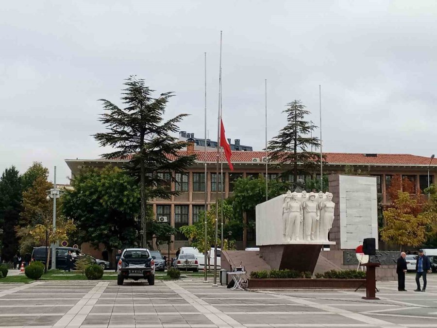 Eskişehir’de De Bayraklar Yarıya İndirildi