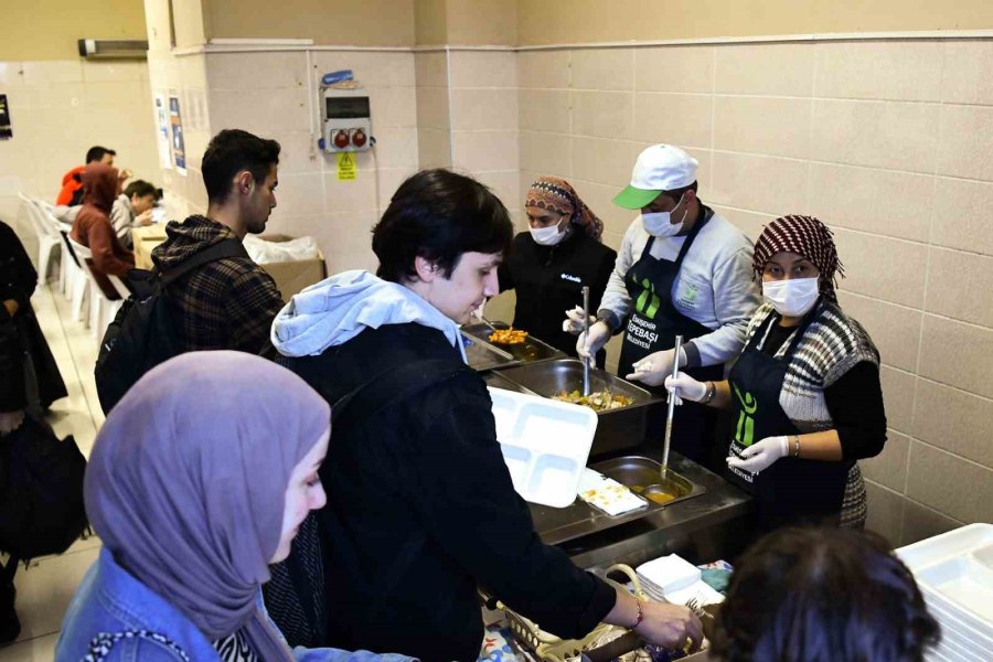 Öğrencilere Yemek Desteği Devam Ediyor