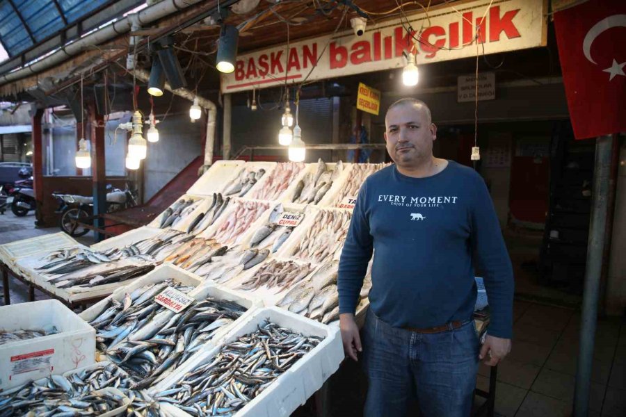 Tezgahlar Balıkla Doldu Taştı, Fiyatlar En Alt Seviyeye Düştü