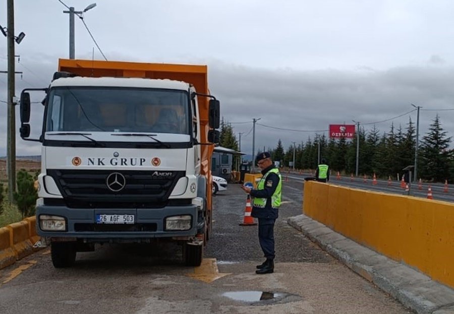 Trafik Kurallarına Riayet Etmeyen 765 Sürücüye 985 Bin 532 Tl Ceza