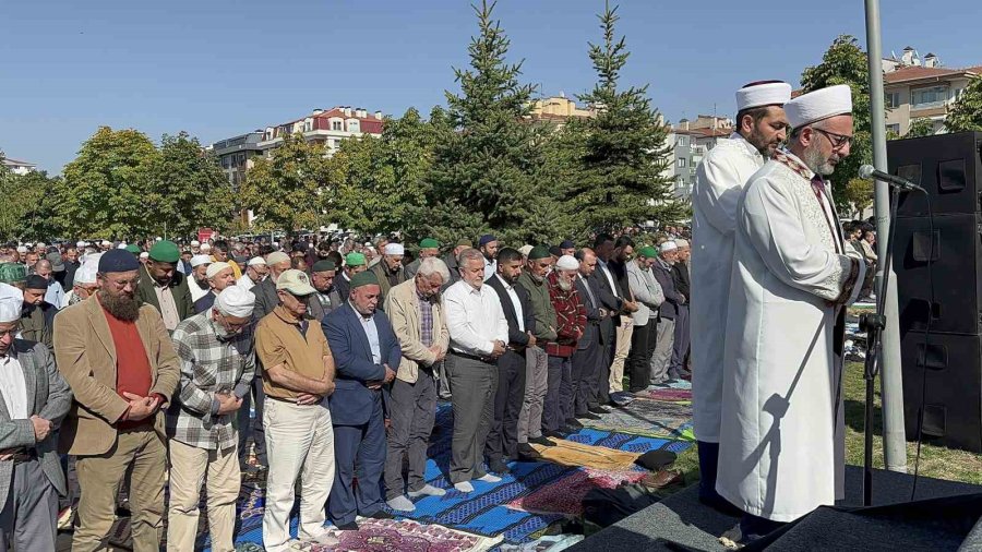 Filistin’de Hayatını Kaybedenler İçin Bin 500 Kişi Gıyabi Cenaze Namazı Kıldı