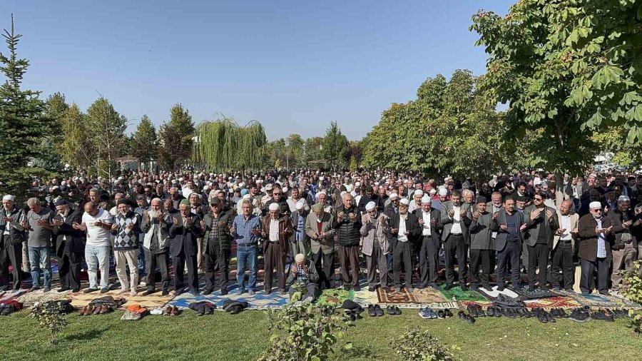 Filistin’de Hayatını Kaybedenler İçin Bin 500 Kişi Gıyabi Cenaze Namazı Kıldı