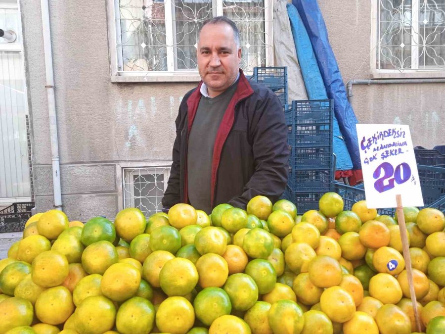 Pazarcının Vitamin Yönünden Zengin Mandalina Satışından Beklentisi Yüksek