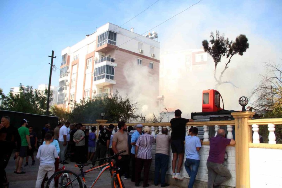 Tekstil Atölyesi Alev Topuna Döndü, Yangının Evlere Sıçramaması İçin İtfaiye Alarma Geçti