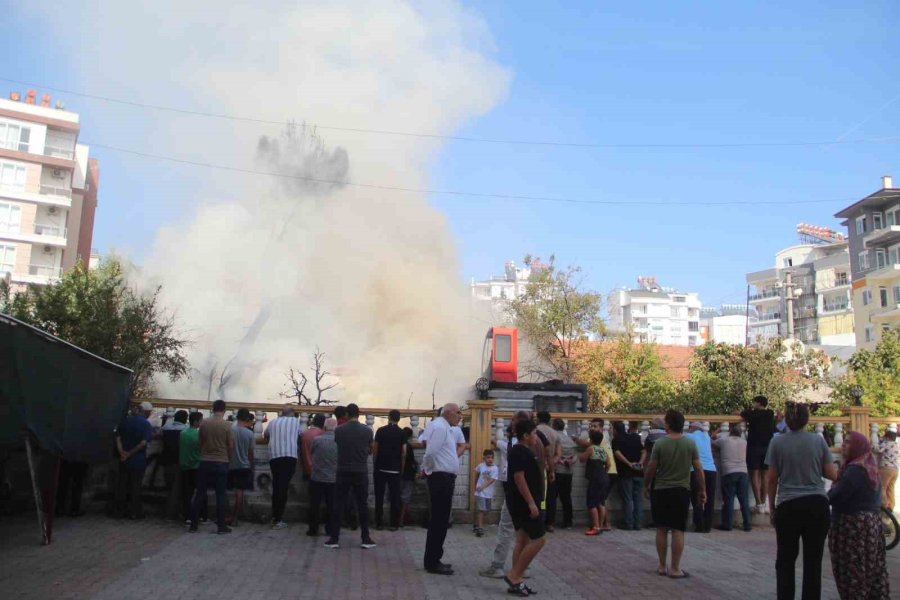 Tekstil Atölyesi Alev Topuna Döndü, Yangının Evlere Sıçramaması İçin İtfaiye Alarma Geçti