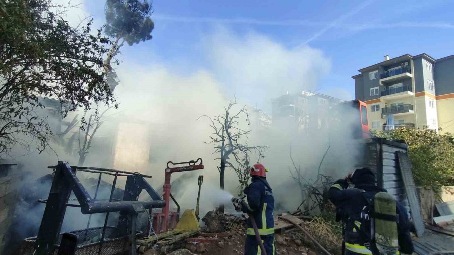 Tekstil Atölyesi Alev Topuna Döndü, Yangının Evlere Sıçramaması İçin İtfaiye Alarma Geçti