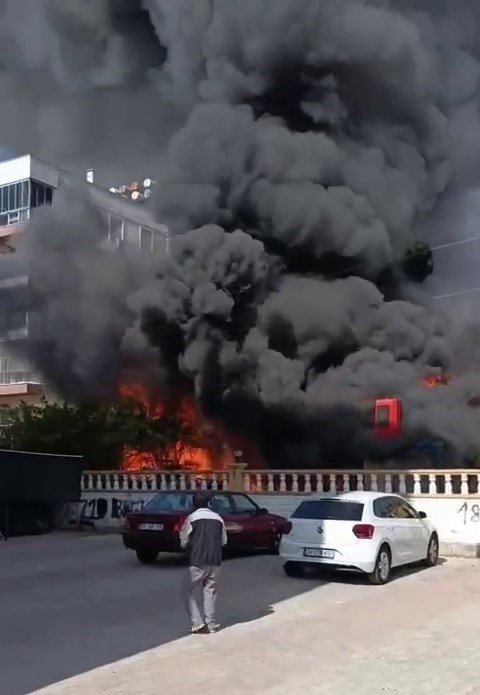 Tekstil Atölyesi Alev Topuna Döndü, Yangının Evlere Sıçramaması İçin İtfaiye Alarma Geçti