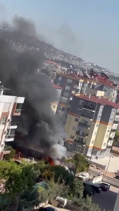 Tekstil Atölyesi Alev Topuna Döndü, Yangının Evlere Sıçramaması İçin İtfaiye Alarma Geçti