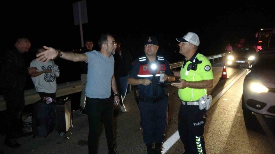 Aynı İstikamete Giden Tur Minibüsleri Çarpıştı, 4’ü Turist 6 Yaralı