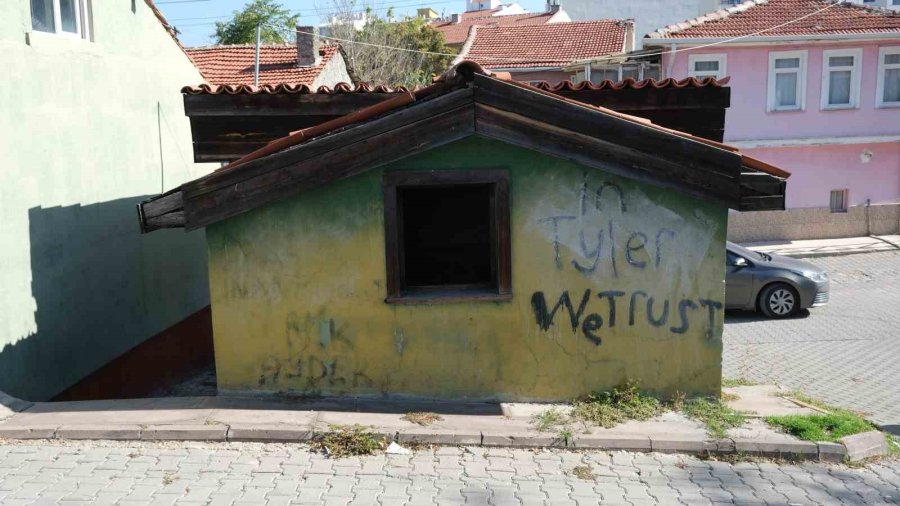 Vandallar Tarihi Çeşmeyi Hedef Aldı