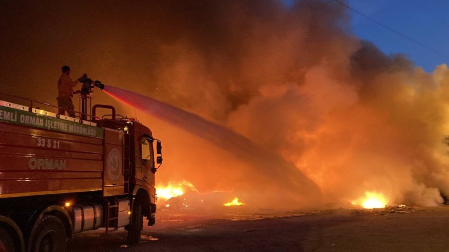 Dumanlar Kilometrelerce Uzaktan Görüldü, Seferber Olan Ekipler Moloz Yangınıyla Karşılaştı