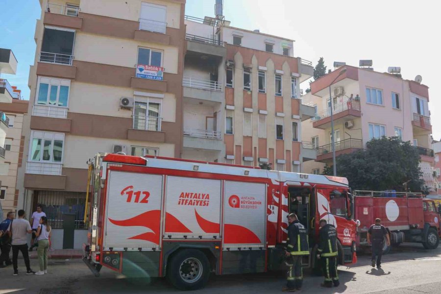 Antalya’da 4 Katlı Dairede Yangın Paniği, Yaşlı Kadını Kurtaran Kurye Dumandan Etkilendi