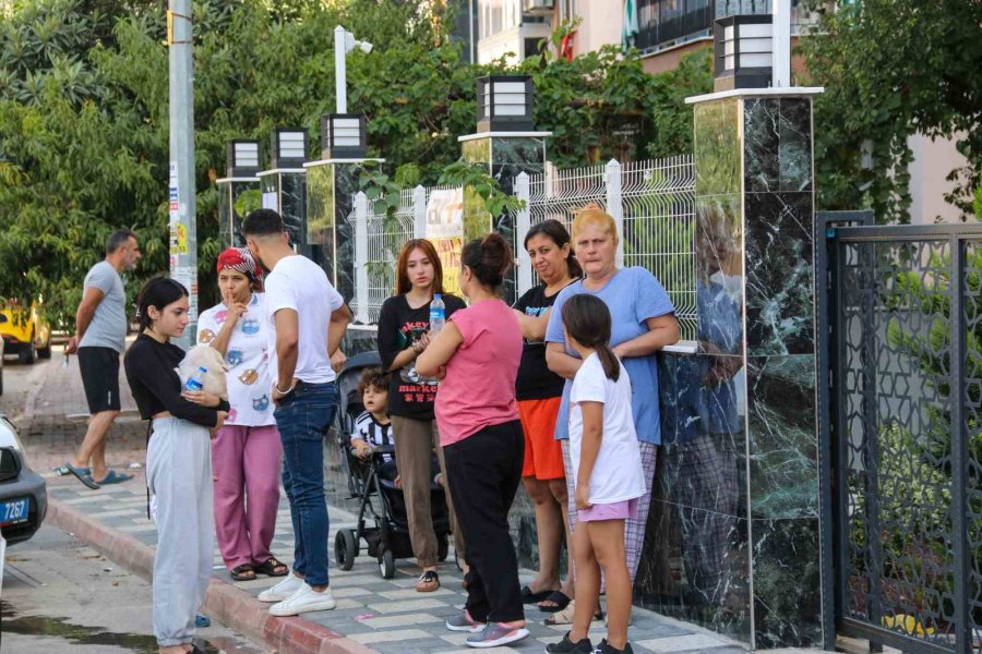 Antalya’da 4 Katlı Dairede Yangın Paniği, Yaşlı Kadını Kurtaran Kurye Dumandan Etkilendi