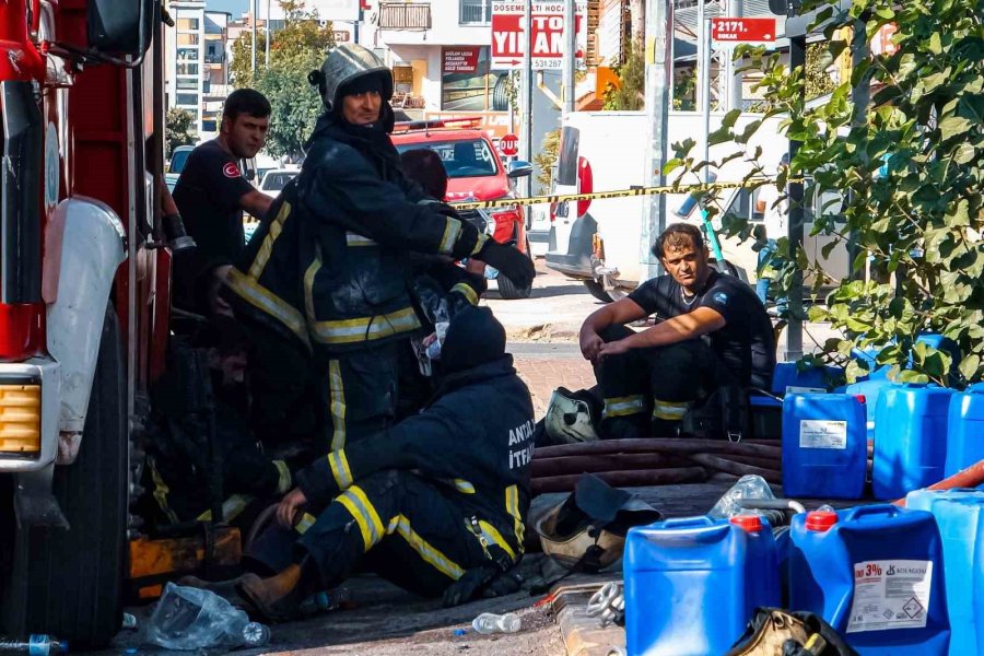 Lastik Deposunda Çıkan Yangın Saatler Süren Müdahale Sonunda Kontrol Altına Alındı