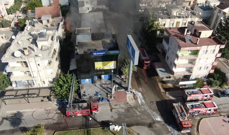 Lastik Deposunda Çıkan Yangın Saatler Süren Müdahale Sonunda Kontrol Altına Alındı