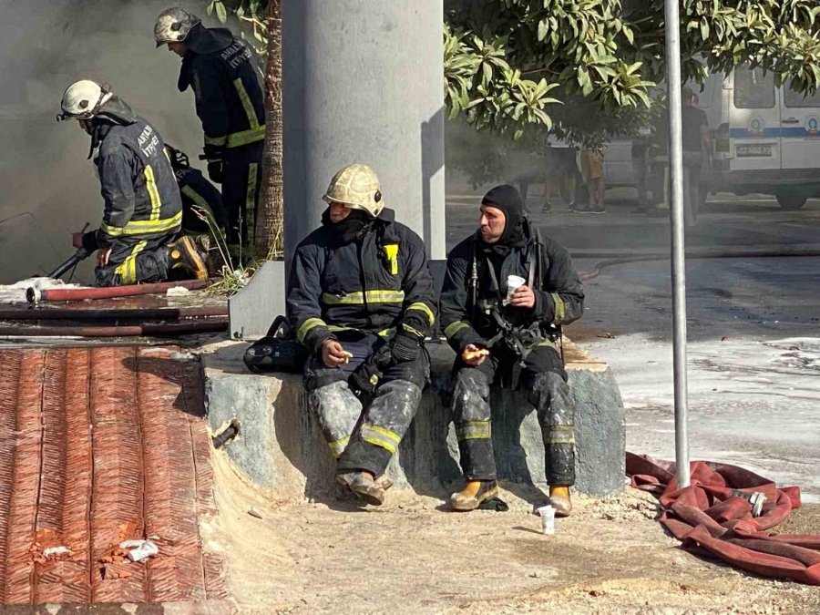 Lastik Deposunda Çıkan Yangın Saatler Süren Müdahale Sonunda Kontrol Altına Alındı