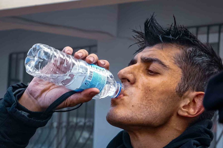 Lastik Deposunda Çıkan Yangın Saatler Süren Müdahale Sonunda Kontrol Altına Alındı