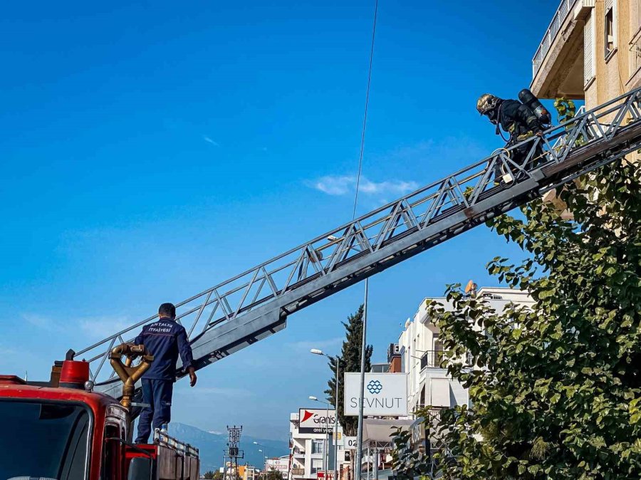 Lastik Deposunda Çıkan Yangın Saatler Süren Müdahale Sonunda Kontrol Altına Alındı