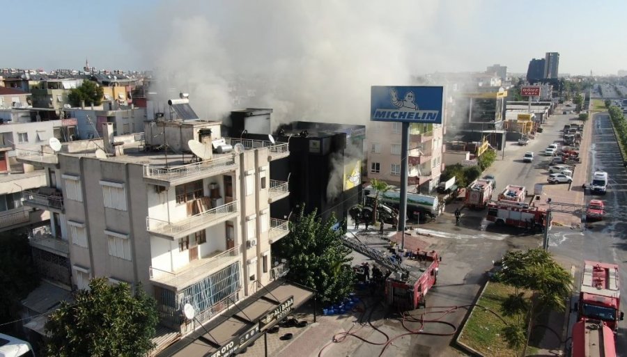 Lastik Deposunda Çıkan Yangın Saatler Süren Müdahale Sonunda Kontrol Altına Alındı