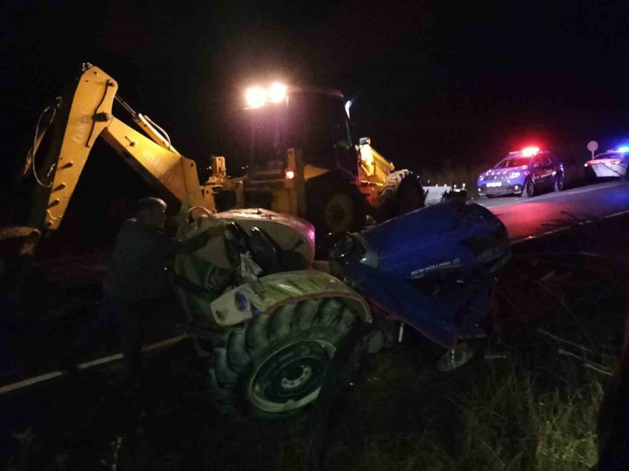 Otomobilin Çarptığı Traktörün Sürücüsü Hayatını Kaybetti