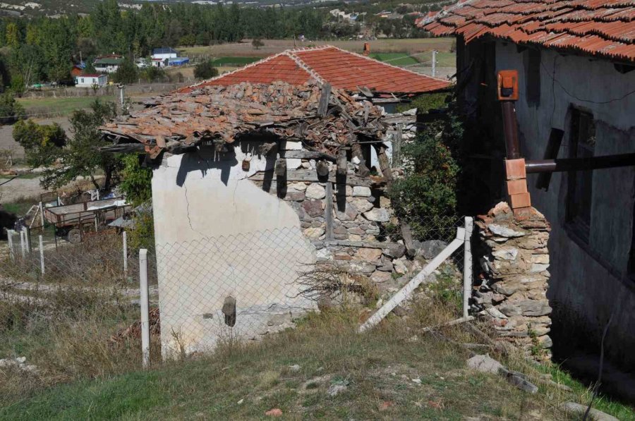 Yaklaşık 2 Asırlık Tarihi Cami Bakımsızlıktan Dökülüyor