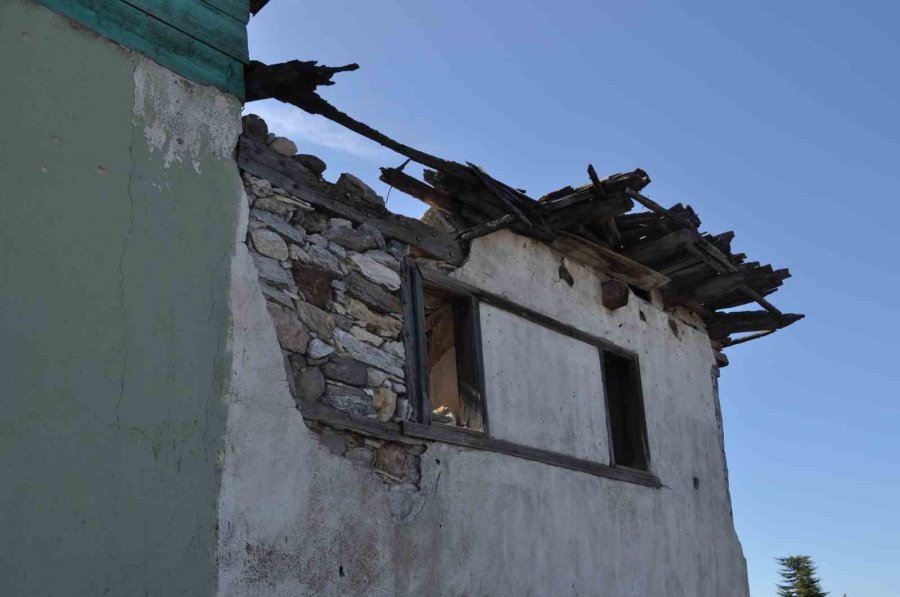 Yaklaşık 2 Asırlık Tarihi Cami Bakımsızlıktan Dökülüyor