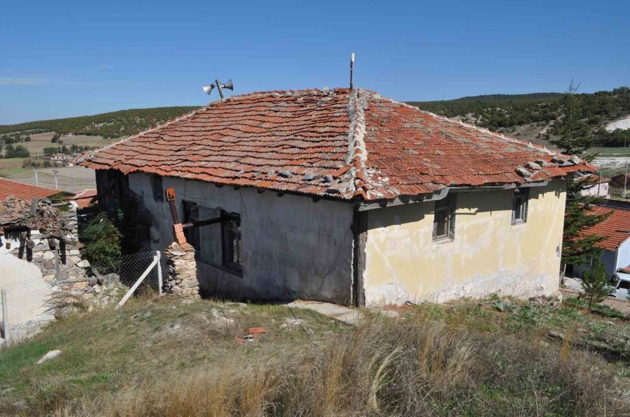 Yaklaşık 2 Asırlık Tarihi Cami Bakımsızlıktan Dökülüyor