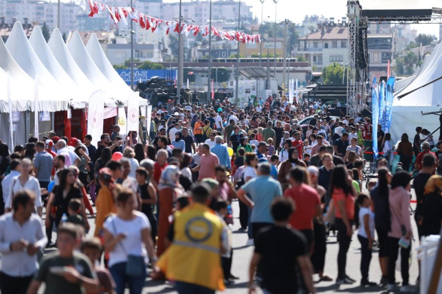 Antalya’da 7’den 70’e Herkes Bilimfest’te