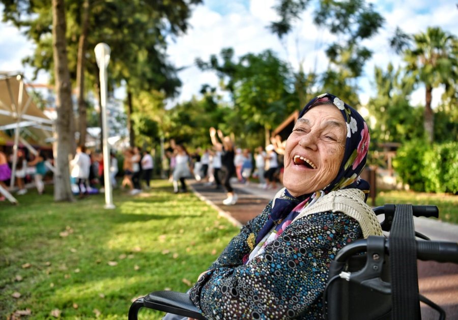 Dans Ederek Zinde Kaldılar