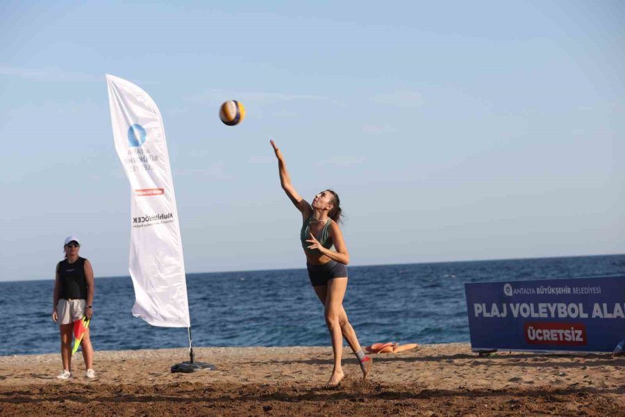 Antalya’da, Cumhuriyet’in 100. Yıl Coşkusu Plaj Voleybolu Turnuvasıyla Başladı