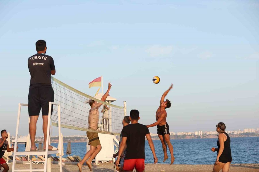 Antalya’da, Cumhuriyet’in 100. Yıl Coşkusu Plaj Voleybolu Turnuvasıyla Başladı