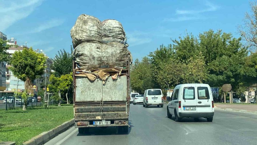 Çuval Yüklü Kamyonetin Tehlikeli Yolculuğu Kamerada