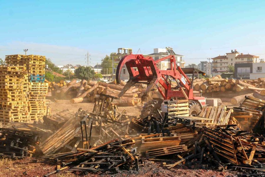 Palet Üretim Tesisindeki Yangında 70 Bin Tl Zarar Oluştu