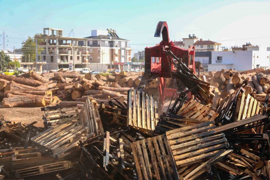 Palet Üretim Tesisindeki Yangında 70 Bin Tl Zarar Oluştu