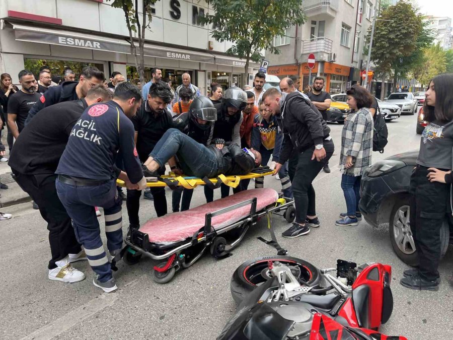 Cadde Üzerinde U Dönüşü Yapan Otomobile Çarpan Motosikletin Sürücüsü Yaralandı