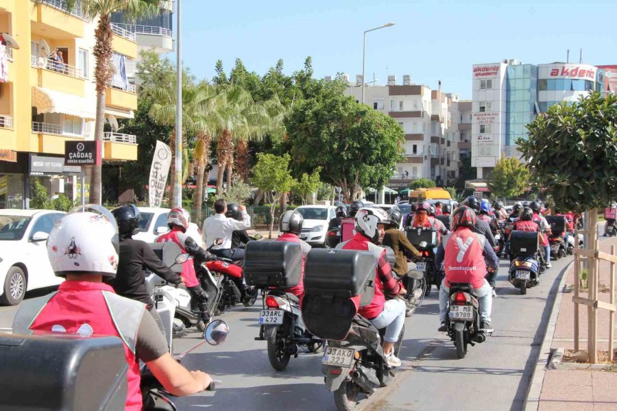 Mersin’de Kuryeler Ölen Arkadaşları İçin Konvoy Yaptı