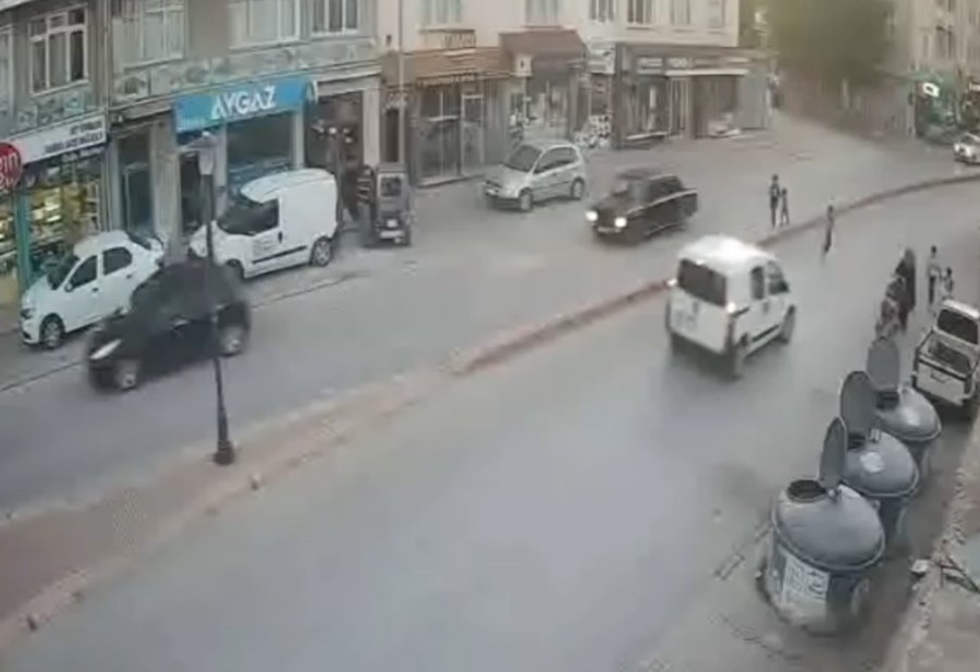 Yola Fırlayan Çocuğa Aracın Çarpması Kamerada