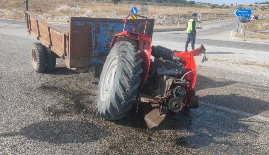 Kamyonla Çarpışan Traktör İkiye Bölündü: 1 Yaralı