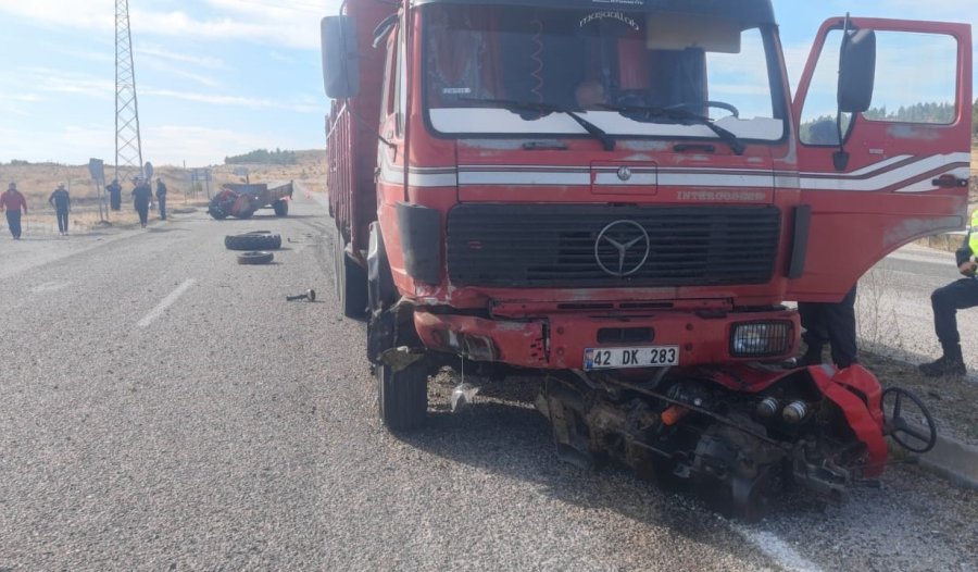 Kamyonla Çarpışan Traktör İkiye Bölündü: 1 Yaralı