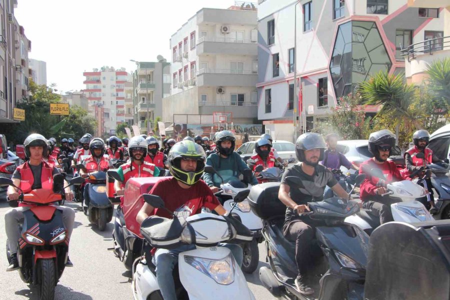 Mersin’de Kuryeler Ölen Arkadaşları İçin Konvoy Yaptı