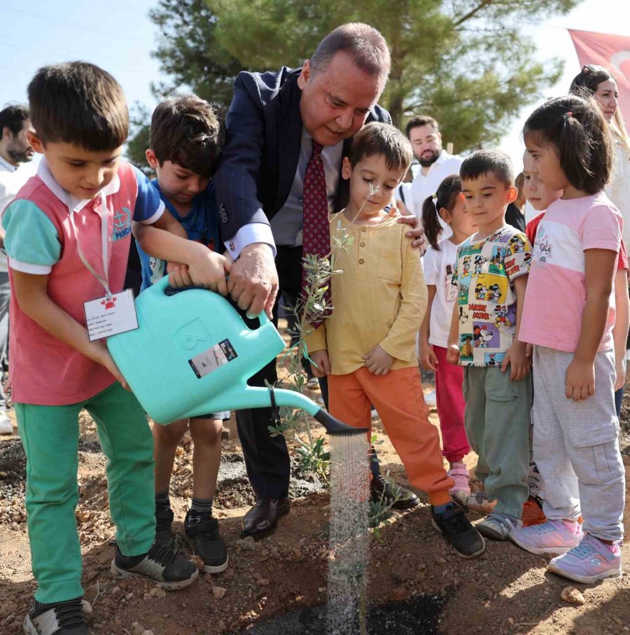 Büyükşehir Belediyesi, Cumhuriyet’in 100’üncü Yılında 1923 Fidanı Toprakla Buluşturdu