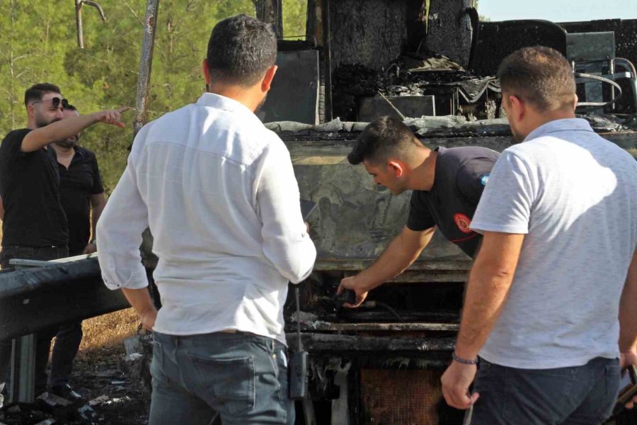 Antalya’da Karavana Çevrilen Midibüste Feci Ölüm