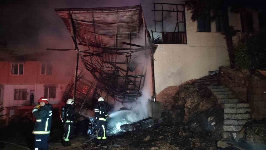 Antalya’da Müstakil Ev Alev Alev Yandı, Patlamalar Mahalleyi Sokağa Döktü